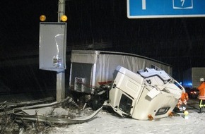 Polizeiinspektion Hildesheim: POL-HI: Autobahn 7 nach Lkw-Unfall voll gesperrt 2 Schwerverletzte und etwa 300.000EUR Sachschaden