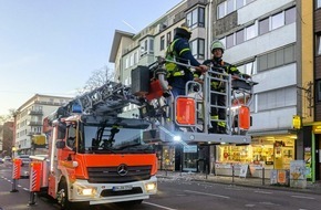 Feuerwehr und Rettungsdienst Bonn: FW-BN: Fassadenteile stürzen auf Gehweg und verletzen zwei Menschen
