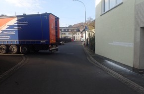 Polizeidirektion Bad Kreuznach: POL-PDKH: LKW festgefahren und Haus gestreift