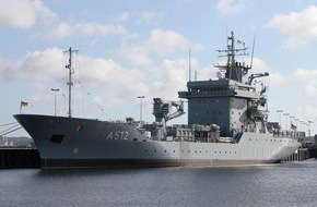 Presse- und Informationszentrum Marine: Auf die Feiertage gut vorbereitet - Tender Mosel läuft aus Kiel zum UNIFIL-Einsatz aus