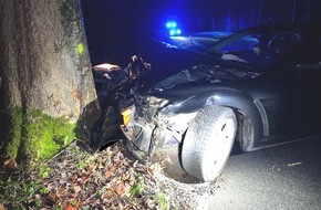 Polizei Minden-Lübbecke: POL-MI: Auto kracht gegen Straßenbaum