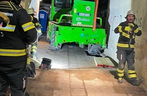 Feuerwehr M&uuml;nchen: FW-M: Schweres Heben auf engem Raum (Schwanthalerh&ouml;he)