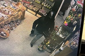 Polizeipräsidium Nordhessen - Kassel: POL-KS: Nach bewaffnetem Raubüberfall auf Lebensmittelmarkt in Waldau: Polizei fahndet mit Fotos nach Täter