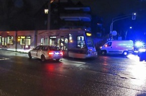 Polizei Mettmann: POL-ME: Straßenbahn kollidiert mit zwei PKW im Querverkehr - Augenzeugen zur Klärung des Unfalls gesucht ! - Ratingen - 1902063