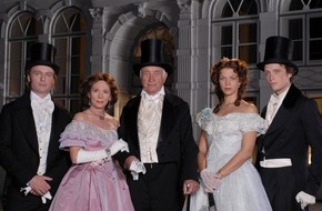 Bavaria Film GmbH: Zu den Dreharbeiten des Kinofilms "Buddenbrooks - Ein Geschäft von einiger Größe": Erstes Foto der Familie Buddenbrook
