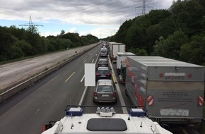 Feuerwehr Bottrop: FW-BOT: Gemeldeter Tanklasterbrand auf der A31 - massive Verkehrsbehinderungen