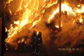 FW Selfkant: Strohhallenbrand mit 2.000 Großballen Stroh