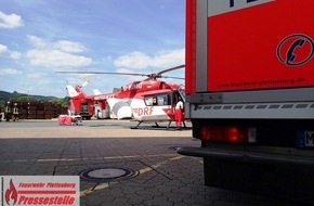 Feuerwehr Plettenberg: FW-PL: OT-Köbbinghauser Hammer. Mitarbeiter wird in Bearbeitungsmaschine eingeklemmt. Rettungshubschrauber im Einsatz.