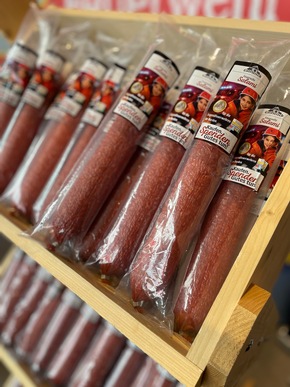 FW-LFVSH: Die Feuerwehr-Salami ist zur&uuml;ck: EDEKA Nordwest unterst&uuml;tzt den Feuerwehrnachwuchs