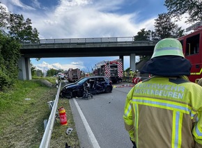 KFV Bodenseekreis: Schwerer Verkehrsunfall auf B467 mit drei Fahrzeugen fordert mehrere Verletzte