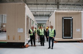 ERBUD: Politik und Presse zu Gast bei ERBUD und MOD21: Baukonzern liefert Einblicke in den innovativen, modularen Holzbau / Bundesbauministerin Klara Geywitz (SPD) besichtigt Produktionsstätte in Ostaszewo