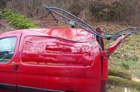 Polizeipräsidium Freiburg: POL-FR: Dossenbach: Baum fällt auf Auto - Fahrer bleibt unverletzt