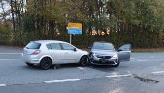 Kreispolizeibehörde Herford: POL-HF: Verkehrsunfall beim Abbiegen - 50-Jähriger schwer verletzt