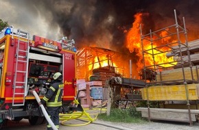 Feuerwehren des Landkreises Ravensburg: LRA-Ravensburg: Großbrand zerstört zwei Lagerhallen
