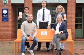 Polizeiinspektion Lüneburg/Lüchow-Dannenberg/Uelzen: POL-LG: ++ "Ein Zeichen gegen Gewalt" ++ Orangefarbene Bank im Wartebereich der Lüchower Polizeiwache ++ Opferschutzbüro übergibt Bank aus landesweiter Aktion an Polizeidienststelle ++