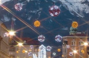 Innsbruck Tourismus: Bergweihnacht Innsbruck: Vier Weihnachtswelten vor glitzernder
Bergkulisse - BILD