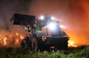 Freiwillige Feuerwehr Hambühren: FW Hambühren: Strohmiete mit rund 100 Ballen brennt bei aktuell hoher Waldbrandgefahr mitten in Waldgebiet nieder / Stundenlanger Löscheinsatz mit schwerem Gerät verhindert Übergreifen des Brandes