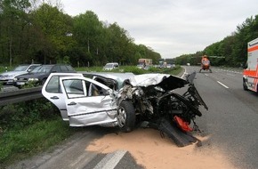 Polizei Düsseldorf: POL-D: Mittwoch, 19. Mai 2010, 16.48 Uhr -  Duisburg - Autobahn A 3 Richtung Köln - Autobahnpolizei sucht Zeugen nach schwerem Verkehrsunfall
