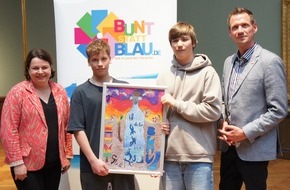 DAK-Gesundheit: &bdquo;bunt statt blau&ldquo;: Zwillinge aus Hagenow gewinnen Plakatwettbewerb in Mecklenburg-Vorpommern