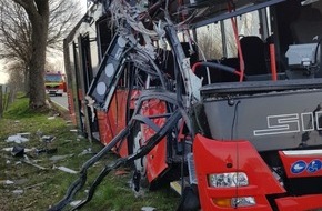Polizei Paderborn: POL-PB: 30 Verletzte bei Busunfall