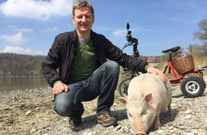 rbb - Rundfunk Berlin-Brandenburg: Michael Kessler auf Expedition "Mit Schwein am Rhein" - Zweiteiliges Reiseabenteuer am 22. und 29. Juli im rbb