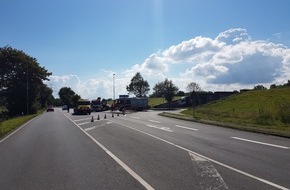 Polizeiinspektion Wilhelmshaven/Friesland: POL-WHV: Verkehrsunfall auf dem Friesendamm mit zwei verletzten Personen - Polizei appelliert an Verkehrsteilnehmer, Absperr- und Umleitungsmaßnahmen zu beachten und Sperrflächen nicht zu überfahren ...