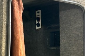 Hauptzollamt Dresden: HZA-DD: Dresden: Zoll findet fast 50.000 Zigaretten im Reisebus Erneut schwer zug&auml;ngliches Versteck genutzt