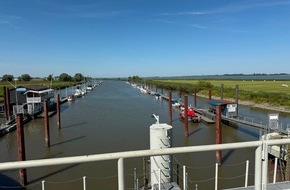 Polizeiinspektion Stade: POL-STD: Unbekannte richten erheblichen Schaden im Hafen am Ruthenstrom an