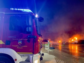 FW-OLL: Zwei Lkw auf Firmengel&auml;nde in Vollbrand - Gefahr durch berstende Reifen