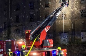 Feuerwehr Neuss: FW-NE: Feuer in leerstehender Industriehalle | Keine Personen verletzt