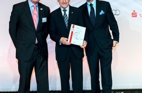 ABDA Bundesvgg. Dt. Apothekerverbände: Apotheker übergeben Ehrenpreis des Deutschen Behindertensportverbands an UN-Berater Willi Lemke (FOTO)