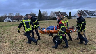 Feuerwehr Herdecke: FW-EN: Verletzter Spaziergänger aus unwegsamen Gelände gerettet - Neue Trage leistet gute Dienste