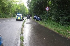 Polizei Mettmann: POL-ME: Auf nasser Fahrbahn Kontrolle verloren - Wülfrath - 2108149