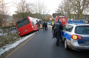 Polizeiinspektion Hameln-Pyrmont/Holzminden: POL-HOL: Kreisstraße 37 Holenberg - Golmbach: Bus-Unfall endet ohne Schäden - Fahrer geriet aufgrund Unwohlseins in den Gaben -