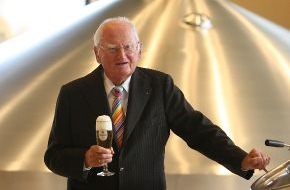 Krombacher Brauerei GmbH & Co.: Universität Siegen ehrt Seniorchef der Krombacher Brauerei: Friedrich Schadeberg jetzt Ehrendoktor (mit Bild)
