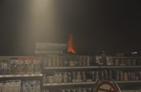 Freiwillige Feuerwehr Bedburg-Hau: FW-KLE: Containerbrand führt zu ausgedehntem Dachstuhlbrand an einem Drogeriemarkt / Hausbewohner mussten von der Feuerwehr evakuiert werden