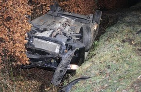 Polizei Minden-Lübbecke: POL-MI: PKW rutscht auf glatter Fahrbahn in Graben
