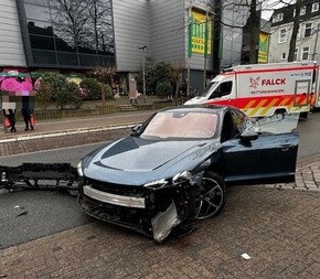 POL-STD: Zwei Verletzte bei Unfall in der Buxtehuder Innenstadt - hoher Sachschaden an allen drei Autos