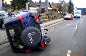 Polizeiinspektion Hameln-Pyrmont/Holzminden: POL-HM: Geländewagen prallt auf geparkten Pkw und kippt um - Fahrer leicht verletzt