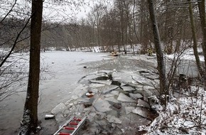 Freiwillige Feuerwehr Menden: FW Menden: Feuerwehr Menden &uuml;bt Eisrettung auf dem Hexenteich