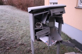Kreispolizeibehörde Siegen-Wittgenstein: POL-SI: Briefkastenanlage mit Böllern gesprengt - #polsiwi