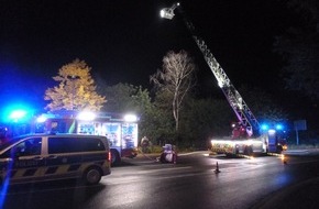 Feuerwehr Dortmund: FW-DO: Zwei Gartenlauben brannten in Dortmund-Holthausen