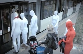 Polizei Bonn: POL-BN: Foto-Fahndung: Mutmaßliche Taschendiebinnen entwendeten Geldbörse mit "Drängel-Trick" - Wer kennt diese Frauen?