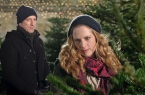 ARD ZDF: "Obendrüber, da schneit es"/ Diana Amft und Wotan Wilke Möhring im liebevollen Weihnachtschaos (BILD)