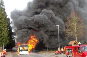 Polizeiinspektion Nienburg / Schaumburg: POL-NI: Linienbus brennt vollständig aus - Insassen bleiben unverletzt -Bild im Download-