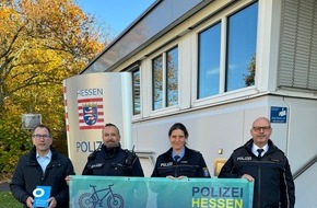 Polizeipräsidium Mittelhessen - Pressestelle Wetterau: POL-WE: Polizei im Wetteraukreis übergibt Spende nach Fahrradcodierungen an Weissen Ring