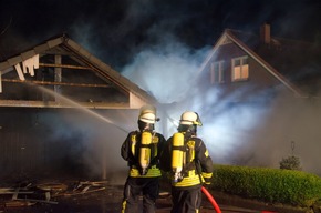 FW-RD: Zwei Carports brennen in Quarnbek ab - Feuerwehr kann Wohnhäuser retten