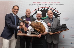 Asociación Interprofesional del Cerdo Ibérico (ASICI): Mert Arman aus Berlin gewinnt 3. Ausgabe des internationalen Wettbewerbs im Schneiden von Jamón Ibérico