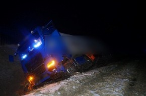 Polizeiinspektion Rotenburg: POL-ROW: ++ Sattelzug verunfallt - Fahrer vermutlich eingeschlafen ++ Gef&auml;lschten F&uuml;hrerschein vorgezeigt ++ 3,53 Promille: Frau f&auml;hrt gegen Metallzaun ++