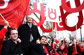 Arbeitnehmervertretung in den Aufsichtsräten der Deutschen Ring Sachvers.-AG und der Deutscher Ring Lebensvers.-AG: Deutscher Ring Sach- und Lebensversicherung: ArbeitnehmervertreterInnen im Aufsichtsrat werden die Abberufung des Vorstands nicht ...